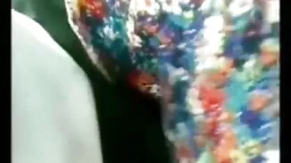 مادر به دخترش می آموزد یوگا برهنه انجام دهد ، که او با اکراه موافقت می کند ، و سرانجام زبان از بیدمشک می خورد کیر توکوس متحرک