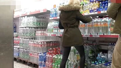 زن ژاپنی آبدار با یک گربه مودار روی ماسک ، یک کلیتوریس عکس کیر تو کوس خفن را با انگشت از لب های مرطوب رها می کند
