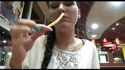 زیبایی در لباس زیر صورتی و بدون سلیقه دوست پسر را ناراحت کرد تا این که تبدیل به خروس سخت شد و پاهای خود را عکس کیرتوکس وکون پس از زبان برای این احمق طولانی گسترش داد