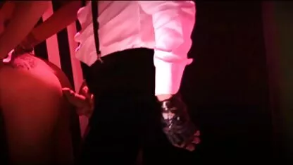 این ستاره ابتدا با خشونت برخورد کرد ، اما مرد جوان توانست آن را بشکند و فیلمسکسی کیرتوکس گربه کوچک خود را با اشتیاق در دهان خود بگذارد و سپس در بیدمشک