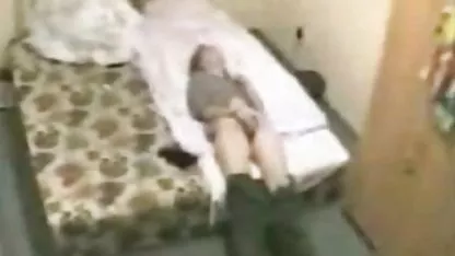 یک خانم بیدمشک پر زرق و برق با پاک کردن بیدمشک و الاغ بی رحمانه در تمام موارد به یک کوس کیر متحرک فاحشه مقعد کثیف تبدیل می شود