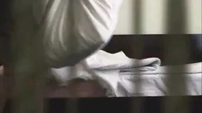 دختر جوان روسپی در حالی که پدرش مشغول مکالمه تلفنی انجمن کیر و کوس با شرکای تجاری است از یک مشاور مسکن لذت می برد