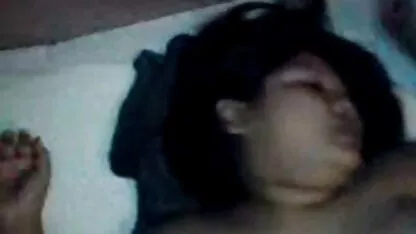 او یک روسپی فیلمکیر تو کوس جوان را در جاده تخلیه می کند و به جنگل می رود ، در راه مکیدن یک عضو با آب نبات