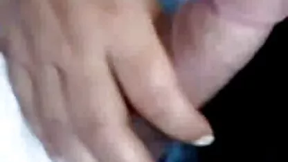 او با یک عروسک کوتاه چشم در لباس سال نو ، اندام سختی را روی الاغ خود ضرب می کند و با لرزش ، عکس متحرک کیر و کوس کلیتوریس خود را فشار می دهد.
