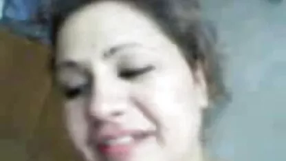 یک سازنده در کلاه ایمنی با یک عضو طولانی مدت به کیرکوس خارجی پاره کردن جوجه های گرسنه ای که کل گله را مکیده بودند ، رفت