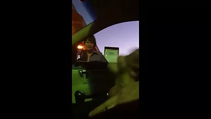 زن با موهای فرفری به عنوان یک گنج سرطانی سکسکردن متحرک برای hahala می ایستد و یک بیدمشک را روی دیک خود می گذارد