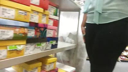 یوجیست هندی در مطب خود یک زن بالغ هندی را کتک می زند ، لباس خود را بلند می کند و از سرطان می ایستد عکسکیر وکوس و لباس زیر را پایین می آورد