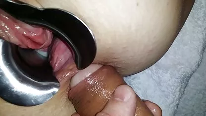 شاداب در حالی که شیطان با لباس در حمام نشسته عكس كير كس بود روی صندلی تنگ خود را با لباس تنگ خزید