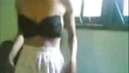 آن مرد به دنبال رئیس خود بود ویدویسکسی و وزیر گفت كه او در استخر شنا می كند ، سپس او رفت و دید كه جوجه های كاملاً برهنه و منحرف او را فریب داده و پاهای او را به یك عضو قوی گسترش داده است.