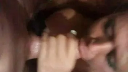 كالك دندانها را به سمت تورم سر آلت تناسلی می زند و مرد با دهان باز خود را تحسین عكس كير در كوس می كند