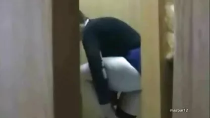 باغبان می بیند که چگونه معشوقه اش ، نیمه برهنه ، در آفتاب غسل می کند و به او انجمن کیر کس نزدیک می شود تا یک شلخته را اغوا کند و به دختر جوان قدرت قدرتمندی داده می شود و خروس بزرگ که در مقعد رابطه جنسی با او دارد.