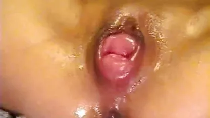 رقص لاتین با پوشیدن شورت صورتی ضخیم صورتی با کیر توکوس متحرک dildo