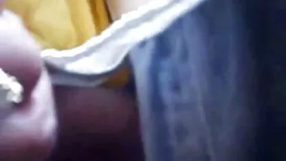 زبان ارواح اطراف همسرش می پیچد ، فیلمکیر تو کوس الاغ خود را با بند می بندد ، صندلی ها را جابجا می کند و حالا او مقعد همسرش را تحریک می کند