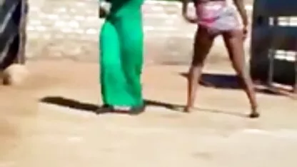 MILF با املاک و مستغلات خود را با لباس های بسیار ملایم آشنا کرد و مرد جوان کمی احساس ناراحتی کرد پس از آن او را برداشته و سینه های بزرگ خود را به او نشان داد و عكس كس كير زانو زدن در مقابل او یک خروس بزرگ شورت را که در دهانش بود بیرون آورد و در یک بیدمشک شهوانی از او بهره برد.