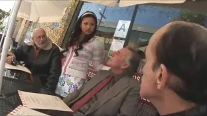 اصلاح بیدمشک خود را با زنگ هشدار زن در ماسک گاز که در یک صندلی زنان قرار دارد نشسته سکسکیر تو کس است