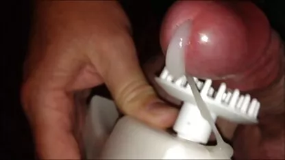 این مرد قبلاً از گوش دادن به دوست دخترش ، دانش آموز خسته شده بود ، خلاصه ای از او را خرد کرد ، فقط به فکر عكس كير تو كوس باسنش بود ، و بعد از اینکه او را غرق کرد ، به آرامی آلت تناسلی خود را درون سوراخ باکره قرار داد.