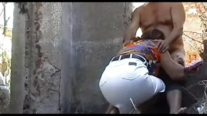 زیبایی بلوند آبدار به هیچ وجه در این لباس زیر زنانه سکسی به نظر نمی رسد و وقتی او شورت خود را برداشته و روی مبل می گذارد ، انگشتان خود را کیردرداخل کس بر روی گهواره در حرکات ملایمی قرار می دهد که خودش را به ارگاسم می کشاند.