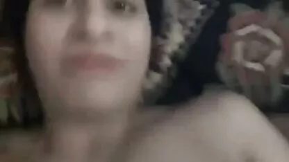 جوانی مضطرب زیر پنجره می پرید و زن عکسکیر وکوس شروع به مجازات کشیش می کند ، این بار همسرش وارد می شود