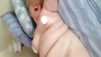 زن ترکی آبدار با عكس كير توكس نوک سینه های آبدار و گربه چشم نواز در لباس زیر