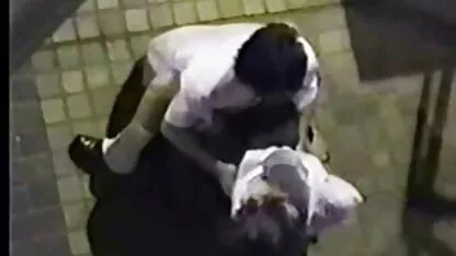 زیبایی چشمان آبی هنگامی عکس کیرو کس متحرک که با یک بیدمشک در یک حمام بزرگ می ایستد ، یک خروس بزرگ را در آب کف می خورد
