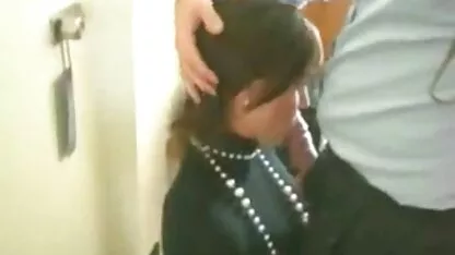 دانش آموز متکبر آلت تناسلی آلت تناسلی مرد را در خانه ماساژ انجمن کیرتو می دهد