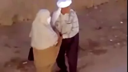 یک غرفه دار خط در هتل می چرخد ​​و گربه های برهنه خود را جلوی مردم می عکس کیرتوکس وکون تابد