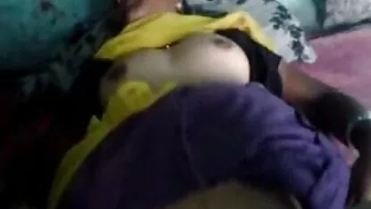 مردانی که زندانی را به دست گرفتند از قبل برای یک عضو واقعی گرسنه بودند و به او دستور دادند که زیر وزن مرگ با آنها رابطه جنسی برقرار کند و حتی در چنین عیاشی کیر کس متحرک نیز قادر به برقراری رابطه جنسی با دستگاه جنسی بودند.