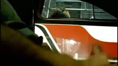 حسی بلوند با مأموریت به دبیر خود آمد و او را تحسین کرد و شروع به آزار دختر کرد و او به اشتیاق او پاسخ داد و شروع به مکیدن خروس بزرگ خود کرد گرچه او به عكس كير و كس معنای واقعی کلمه ساعتی پیش با خودارضایی روبرو شد اما او نیز مجبور شد مرد را به همراه همسن محکم خود به ارگاسم برساند و دائماً در همه چیز از او حمایت کند.